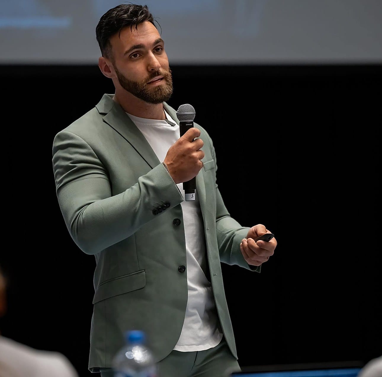 Dale Parducci speaking on stage at the 7 Figure Mastermind in Cancun